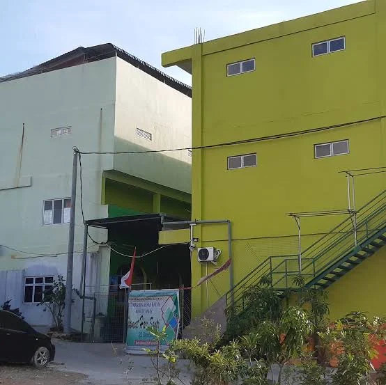 Halaman Samping Gedung Baru — Setelah dibangun